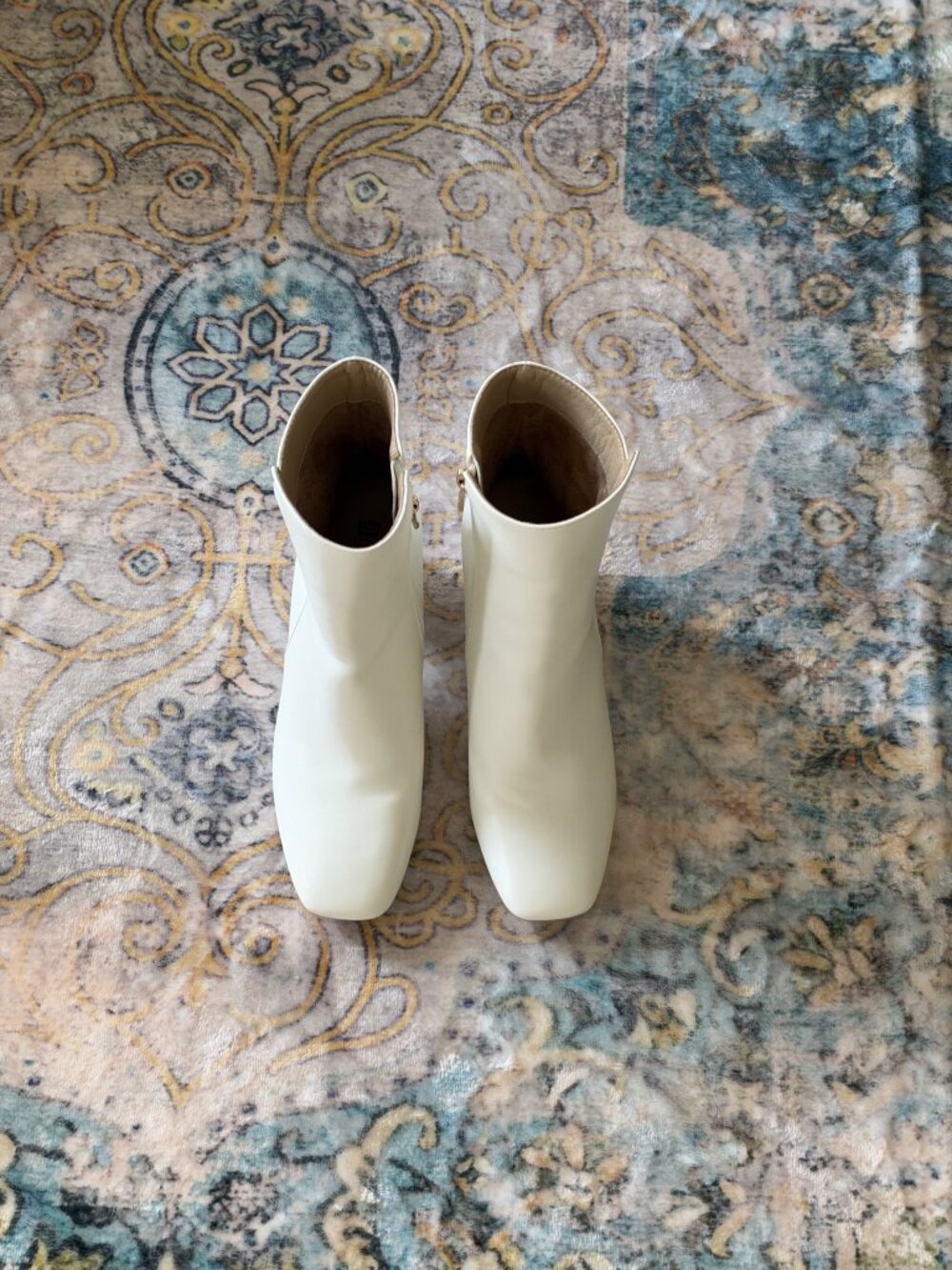 IDIFU White Ankle Boots Block Heel Size 8 Gold Hardware